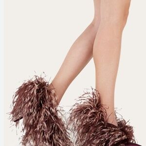 Ferragamo Pump with Feathers in Nebbiolo color
